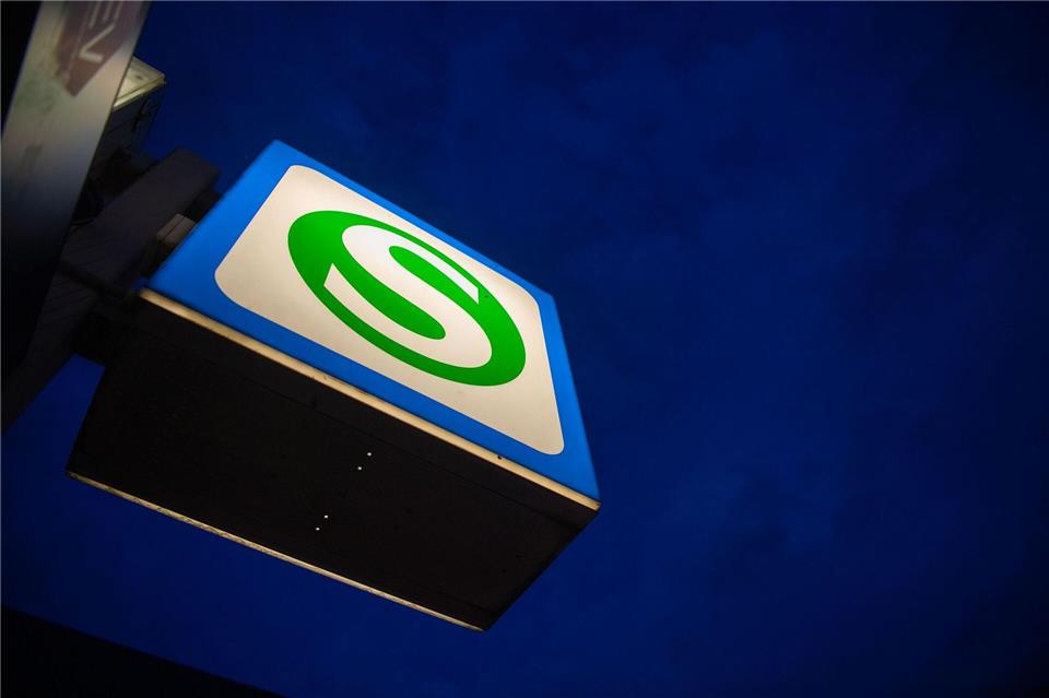 Der Fahrer der S-Bahn erlitt einen Schock. (Symbolbild)Lino Mirgeler/dpa