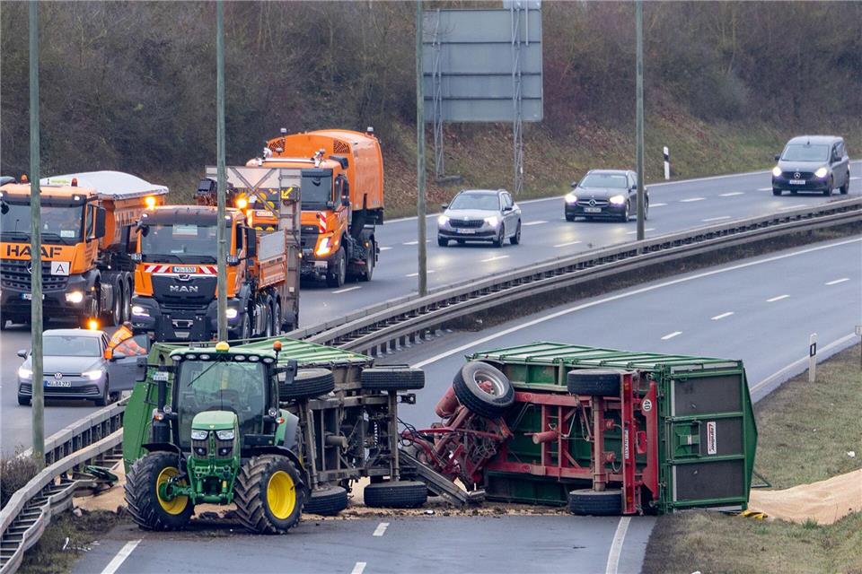 Der Fahrer des Gespanns wurde bei dem Unfall leicht verletzt, wie die Polizei mitteilte.Heiko Becker/HMB Media/dpa