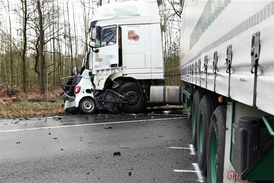 Der Fahrer des Kleinwagens erlitt tödliche Verletzungen.