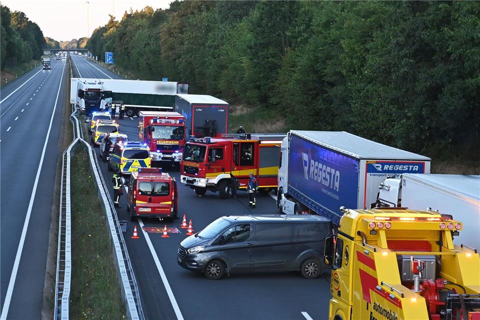 Der Fahrer des Lastwagens verlor aus bislang ungeklärter Ursache die Kontrolle über das Fahrzeug.Guido Bludau/dpa