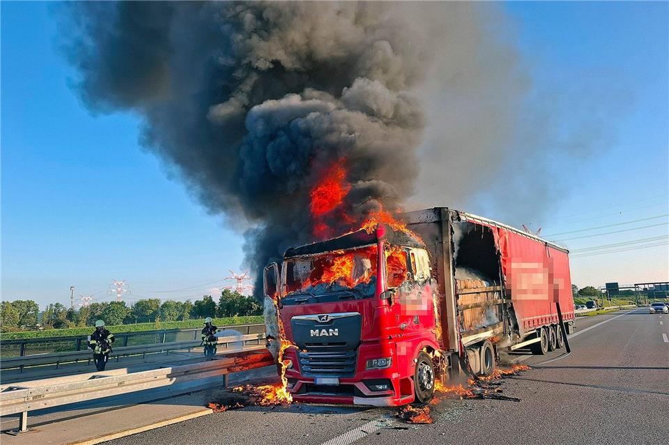 Der Fahrer des Lastwagens wurde bei dem Brand laut Polizei leicht verletzt. -/Berufsfeuerwehr München/dpa