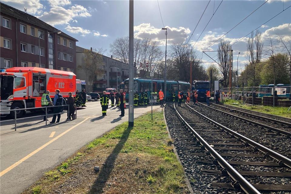 Der Fahrer des Lkw war nach dem Unfall unter seinem Fahrzeug eingeklemmt. Feuerwehr Frankfurt/dpa