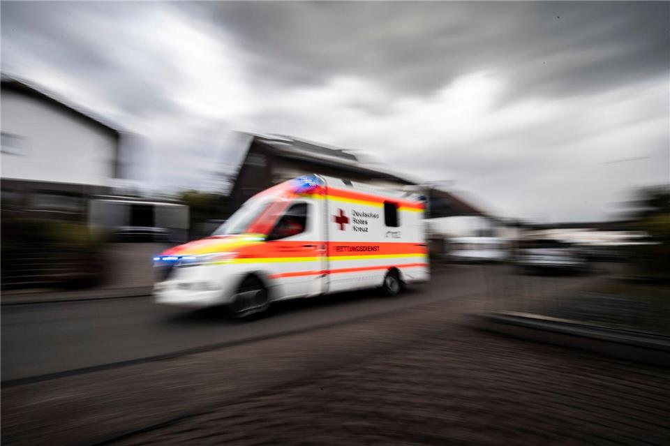Der Fahrer des Postfahrzeugs wurde mit schweren Verletzungen ins Krankenhaus gebracht. (Symbolbild)Boris Roessler/dpa