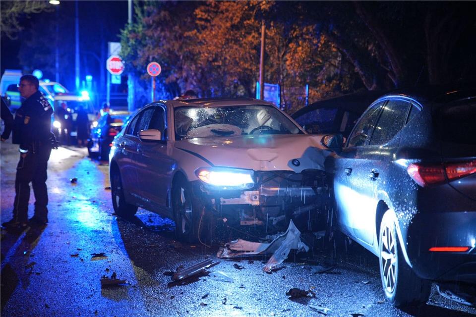 Mann rammt in Stuttgart sechs parkende Autos  Der Fahrer des Unfallwagens kam mit Verletzungen in ein Krankenhaus.Enrique Kaczor/onw-images/dpa