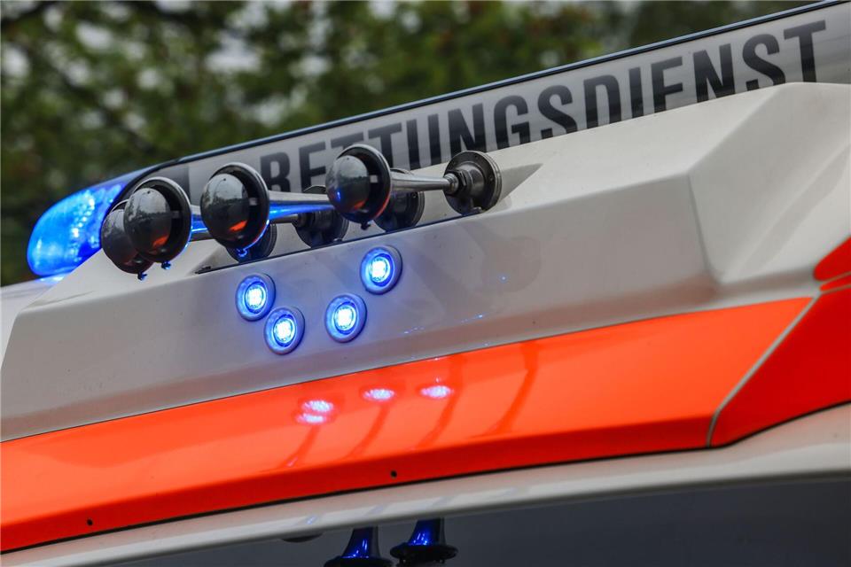 Der Fahrer des Unfallwagens musste in ein Krankenhaus gebracht werden. (Symbolbild)Oliver Berg/dpa