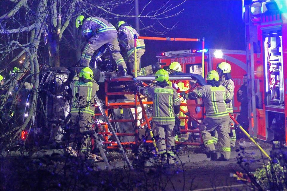Der Fahrer des Wagens stirbt noch an der Unfallstelle, sein Beifahrer schwebt in Lebensgefahr.-/NEWS5/dpa