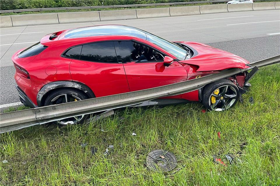 Der Fahrer des hochmotorisierten Fahrzeugs war laut Polizei zu stark aufs Gas getreten.-/Autobahnpolizeiinspektion Thüringen/dpa