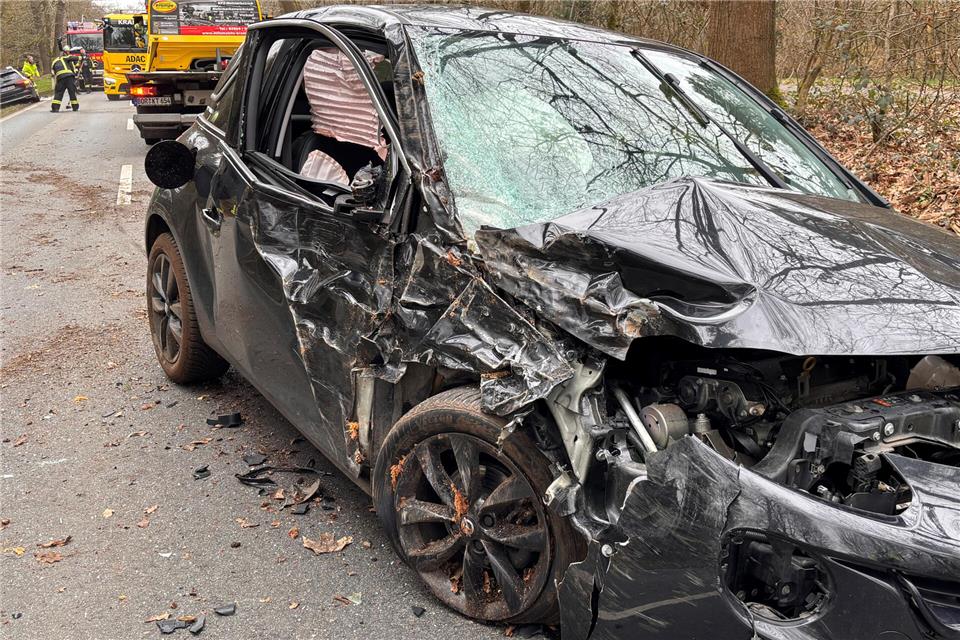Der Fahrer dieses Kleinwagens prallte gegen einen Baum und geriet in den Gegenverkehr.