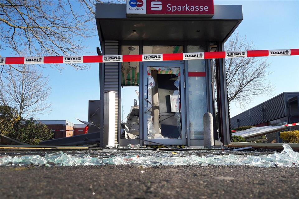 Der Fahrer eines Fluchtwagens von Geldautomatensprengern soll lange in Haft. (Archivbild)Guido Schulmann/dpa