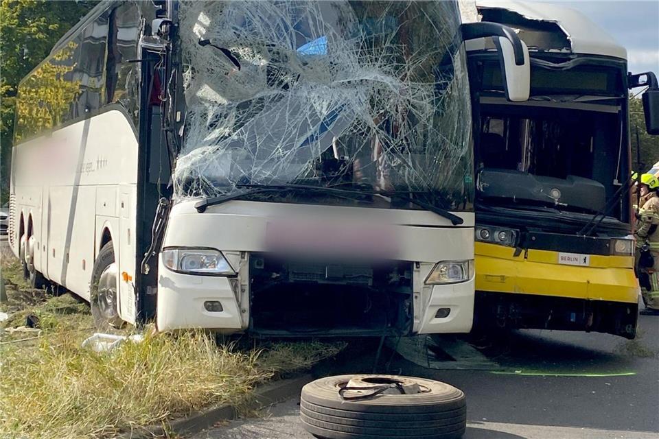 Der Fahrer eines Reisebusses wird bei einem Zusammenstoß mit einer Tram nahe dem Alexanderplatz schwer verletzt. Torsten Holtz/dpa