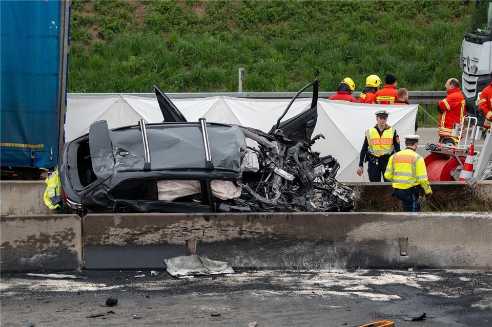 Der Fahrer eines Wagens starb bei dem Unfall auf der Autobahn 9.Lars Haubner/NEWS5/dpa