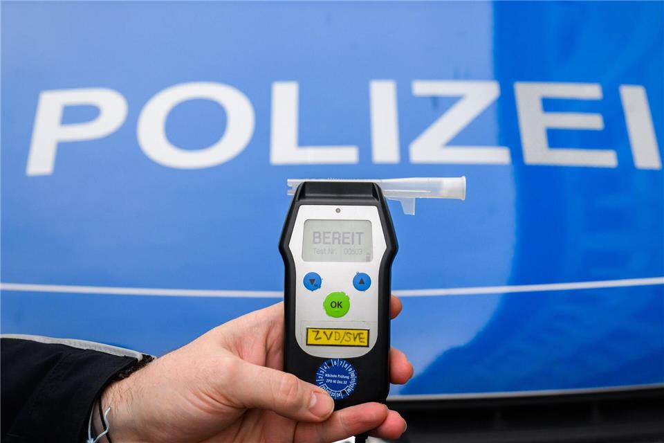 Der Fahrer hatte nach Polizeiangaben 2,76 Promille – das ergab ein Atemalkoholtest (Symbolbild)Julian Stratenschulte/dpa