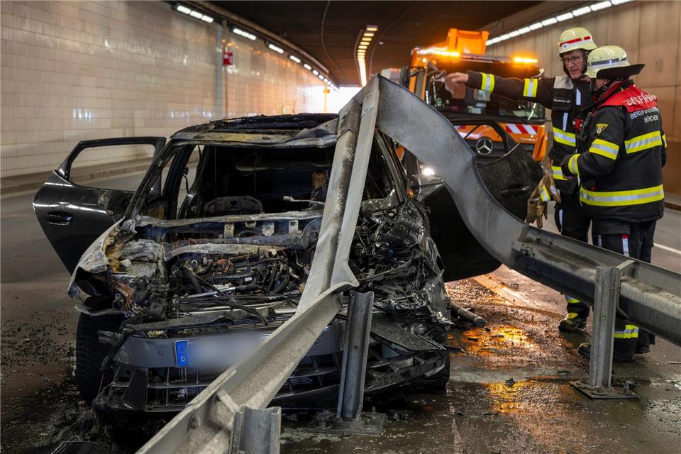 Der Fahrer kollidierte an der Ausfahrt mit der Leitplanke. Peter Kneffel/dpa