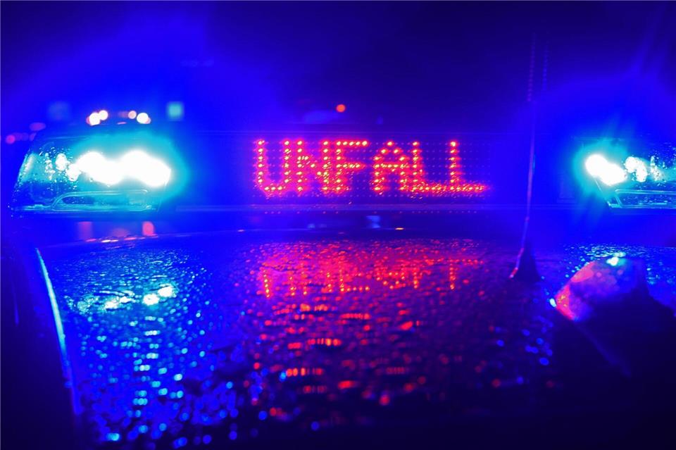 Der Fahrer kommt mit einer schweren Kopfverletzung ins Krankenhaus. (Symbolbild)Stefan Puchner/dpa