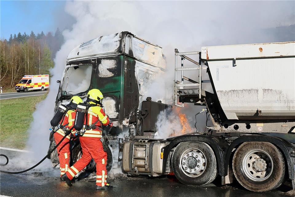 Der Fahrer konnte sich selbstständig in Sicherheit bringen. Ralf Hettler/dpa