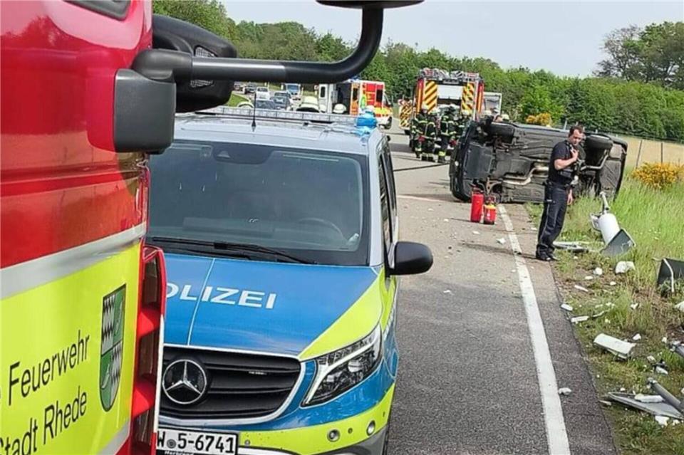 Der Fahrer musste nicht mehr von der Feuerwehr befreit werden. Ersthelfer hatten ihm bereits geholfen, aus dem Wagen zu steigen. 
