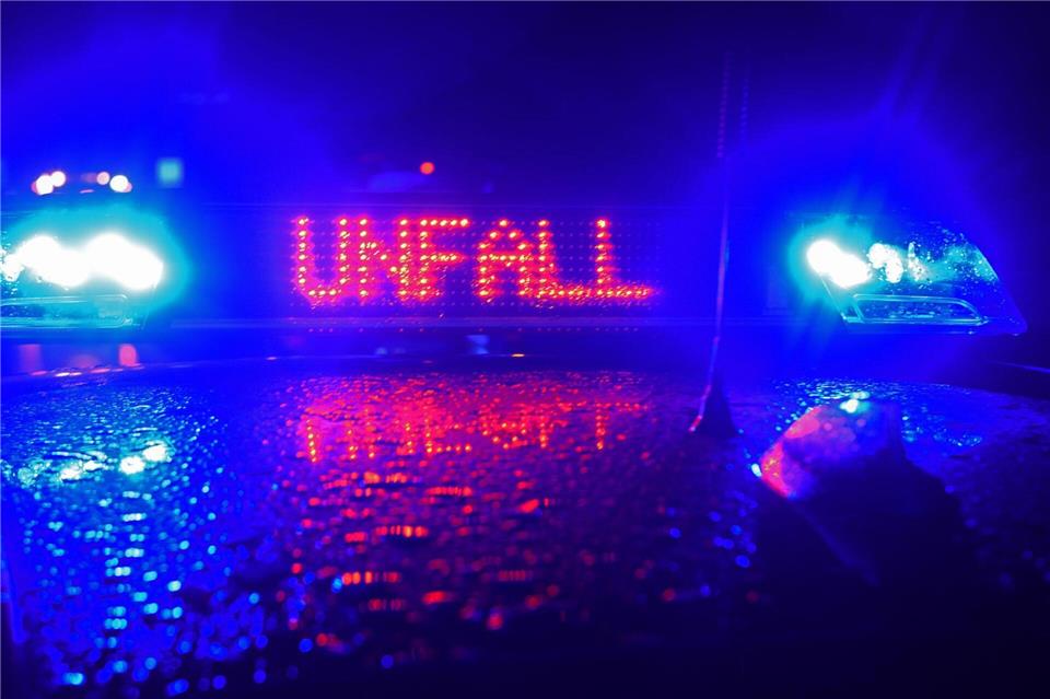 Der Fahrer selbst wurde bei dem Unfall leicht verletzt. (Symbolbild)Stefan Puchner/dpa