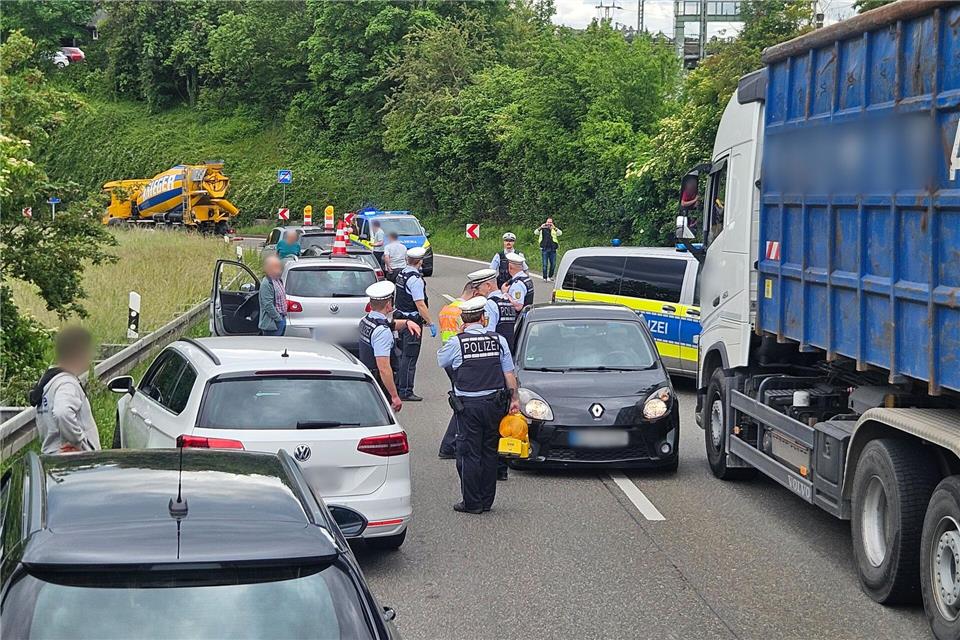 Der Fahrer und die beiden Insassen wurden vorläufig festgenommen.Andreas Rosar/dpa