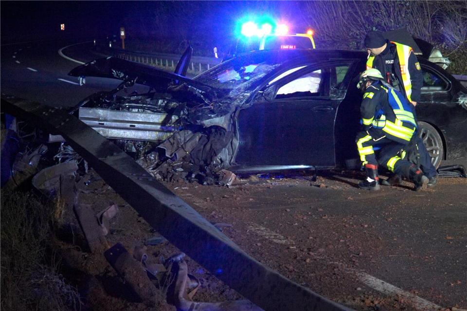 Der Fahrer verlor aus bislang unbekannten Gründen die Kontrolle über sein Auto. (Symbolbild) Thorsten Kremers/dpa