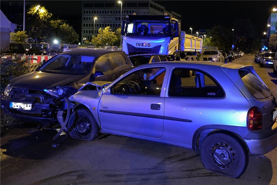 Drei Polizisten bei Verfolgungsfahrt in Offenbach verletzt Der Fahrer verlor die Kontrolle über den Wagen und kollidierte mit drei geparkten Autos, die durch den Aufprall ineinandergeschoben wurden. -/Polizeipräsidium Südosthessen/dpa