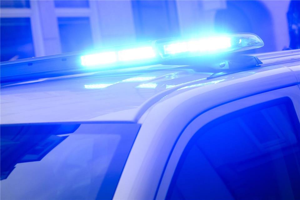 Mann liefert sich Verfolgungsfahrt mit der Polizei Der Fahrer war alkoholisiert. (Symbolbild)Julian Stratenschulte/dpa