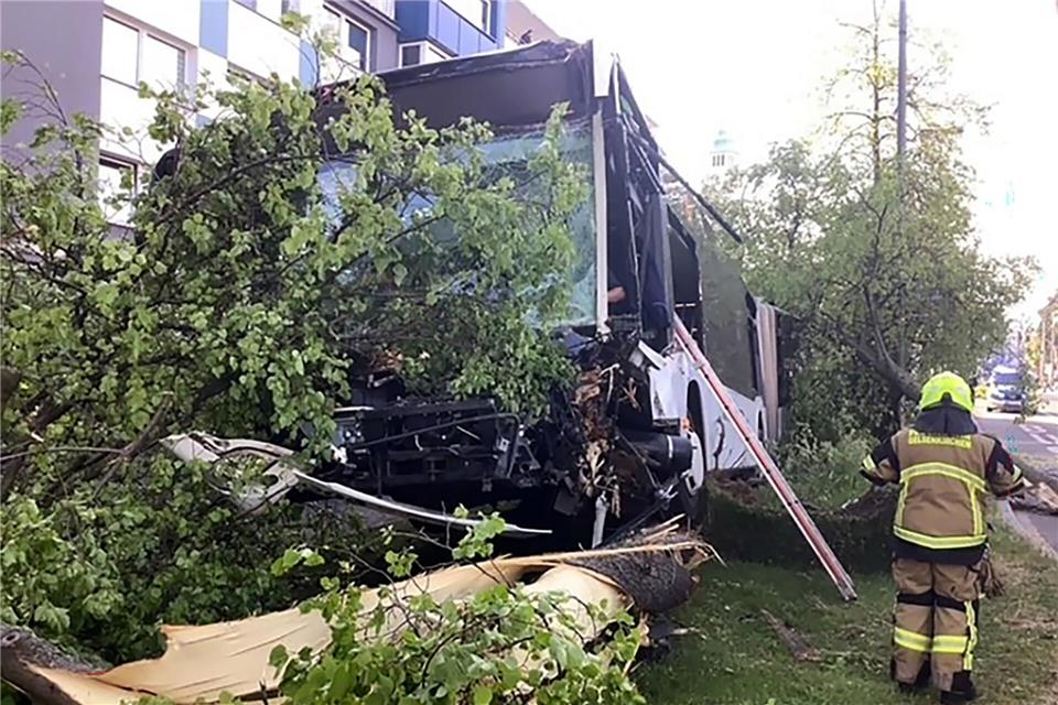 Der Fahrer war im Bus eingeklemmt.Feuerwehr Gelsenkirchen/dpa