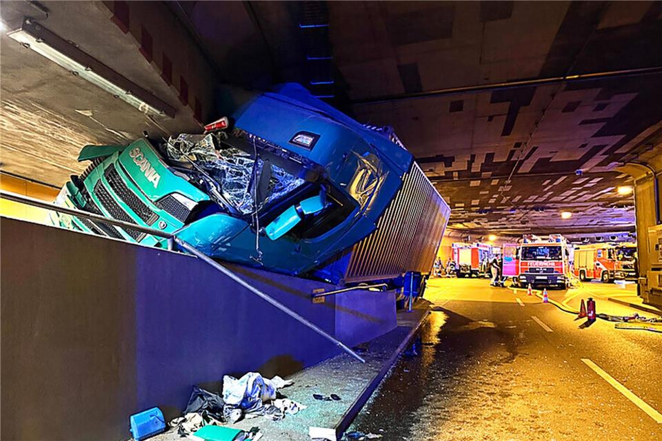 Tiergartentunnel bleibt nach Lkw-Crash Richtung Moabit dicht Der Fahrer wurde bei dem schweren Unfall verletzt.-/Feuerwehr Berlin/dpa