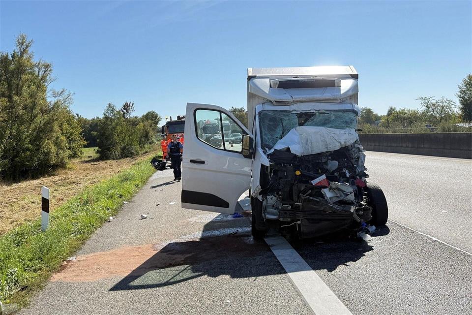 Der Fahrer wurde schwer verletzt.MIke Seeboth/dpa