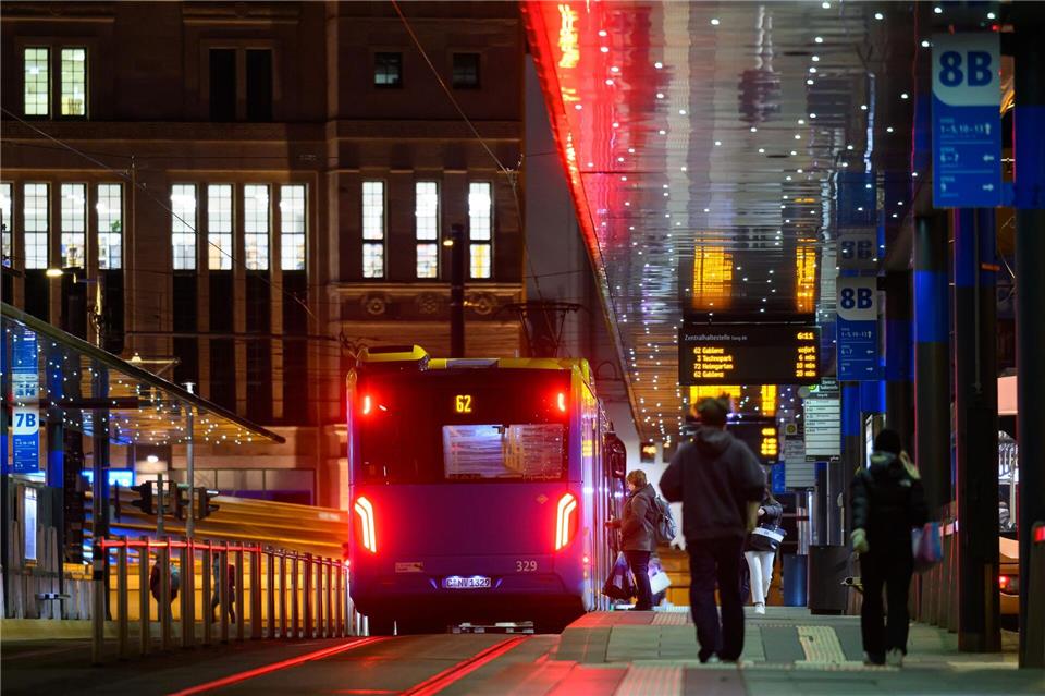Der Fahrgastverband Pro Bahn warnt vor Nachteilen für Pendler und Schichtarbeiter durch die geplanten Einschnitte im Chemnitzer Nahverkehr. (Archivbild)Hendrik Schmidt/dpa