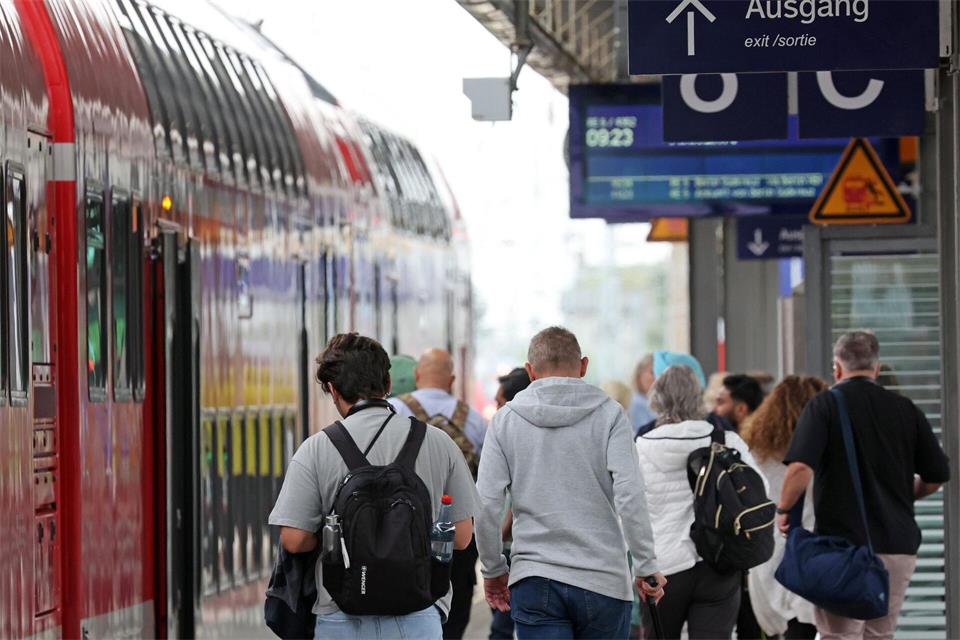 Der Fahrgastverband fordert eine neue direkte Bahnverbindung zwischen Rostock und Neubrandenburg. (Symbolbild)Bernd Wüstneck/dpa