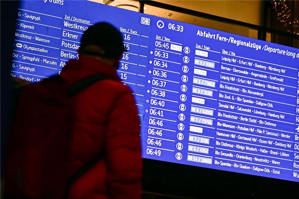 Der Fahrplanwechsel bringt ab heute für die Fahrgäste in Berlin und Brandenburg einige Änderungen mit sich. (Archivbild)Sebastian Christoph Gollnow/dpa
