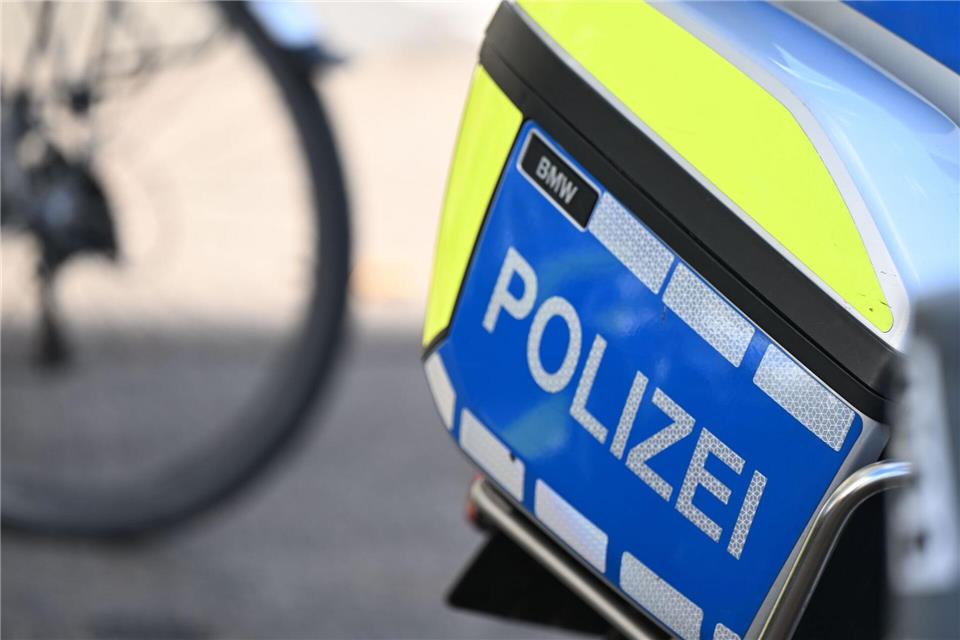 Der Fahrradfahrer stirbt an seinen Verletzungen - jetzt ermittelt die Polizei. (Symbolbild)Bernd Weißbrod/dpa