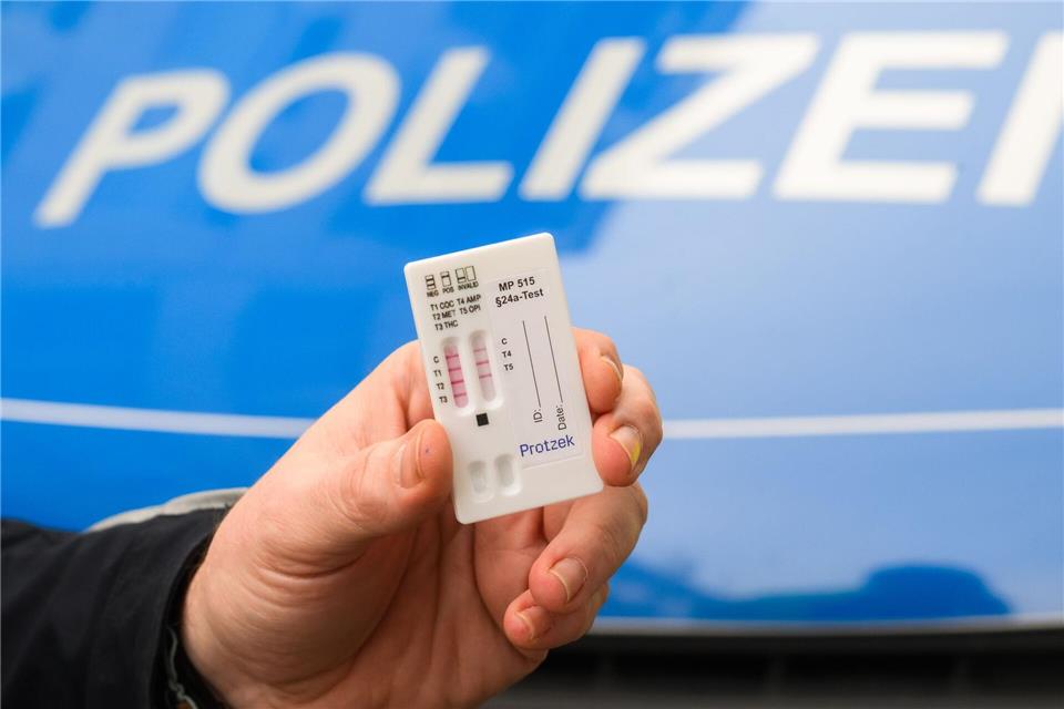 Der Fahrschüler wurde auf mehrere Drogen positiv getestet. (Symbolbild)Julian Stratenschulte/dpa