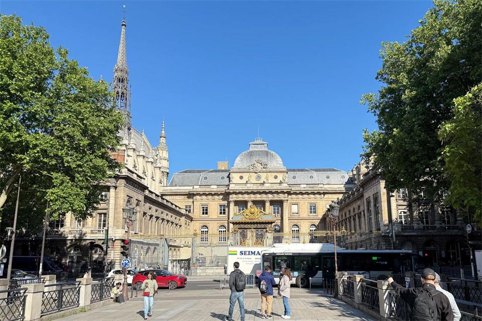 Der Fall des mutmaßlichen IS-Terroristen, der von syrischen Flüchtlingen enttarnt wurde und der in Paris vor Gericht steht, lieferte die Vorlage für einen Kinofilm. (Archivbild)Michael Evers/dpa