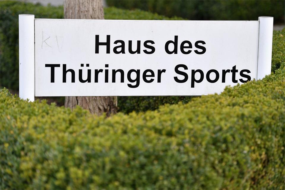 Der Fall eines Turntrainers, der jahrelang Minderjährige in einem Weimarer Verein sexuell missbraucht hatte, war vor gut zehn Jahren öffentlich bekanntgeworden. (Symbolbild)Martin Schutt/dpa