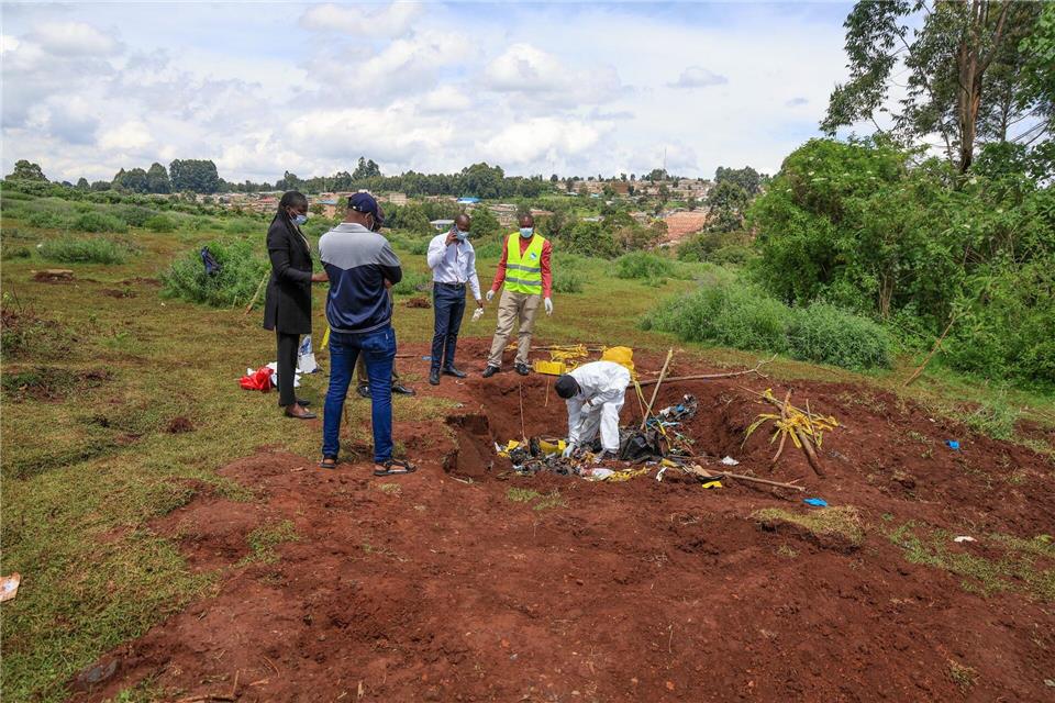 Der Fall von mindestens 33 Leichen in einem Massengrab gibt den kenianischen Ermittlern Rätsel auf.Andrew Kasuku/AP/dpa