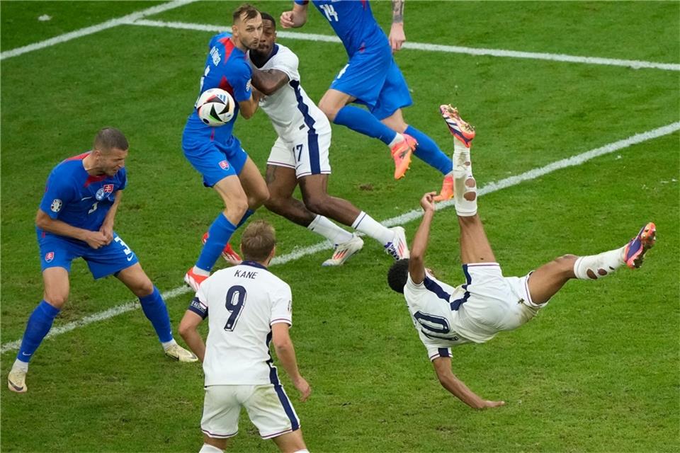 Bellinghams Fallrückzieher rettet England vor Blamage Der Fallrückzieher von Jude Bellingham (r) bewahrte England vor einer Blamage.