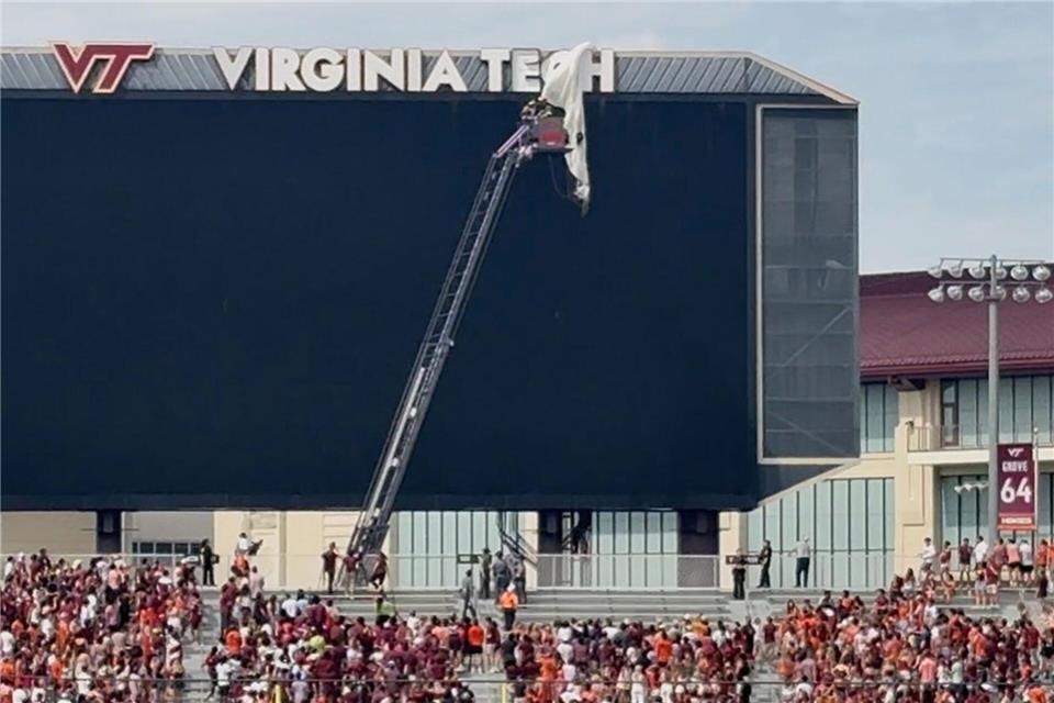 Der Fallschirmspringer wurde von Einsatzkräften gerettet.Ben Walls/WRIC8/AP/dpa