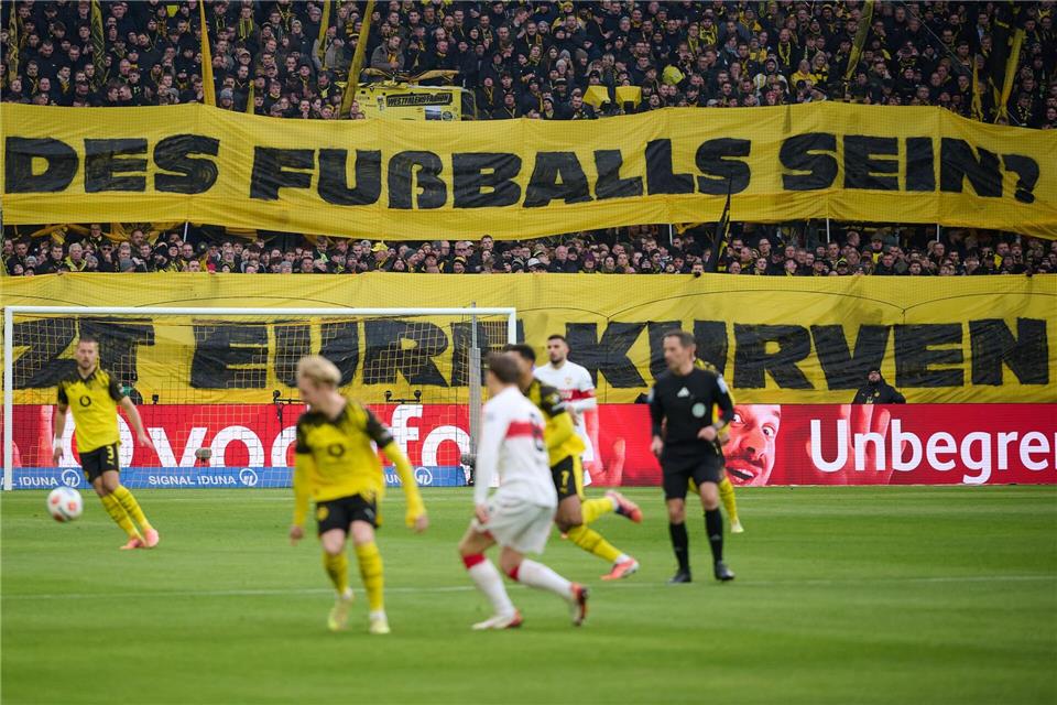 Der Fan-Protest hatte auch Auswirkung auf das Spiel in Dortmund.Bernd Thissen/dpa
