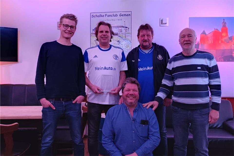 Der Fanclub-Vorstand mit Max Demming, Thorsten Struck, Herbert Wienen, Günter Kurbjuhn (hinten von links) und Heinz Dowe.