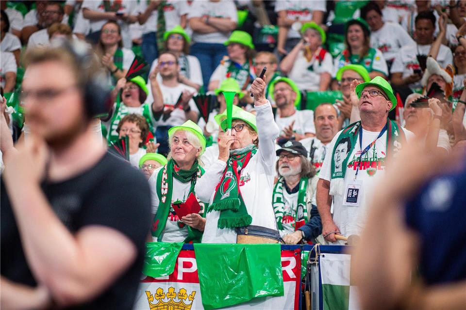 Der Fanclub der Füchse Berlin sorgt bei jedem Heimspiel für ordentlich Lärm. (Archivbild)Noah Wedel/dpa