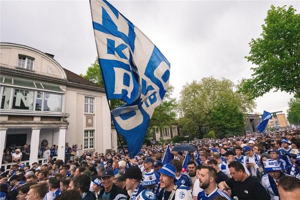 Der Fanmarsch mit zehntausenden Anhänger verlief friedlich.Benjamin Westhoff/dpa