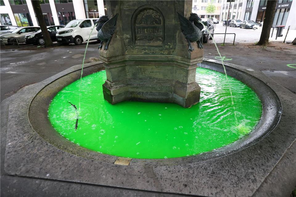Der Farbstoff ist ungiftig und soll schon einen Tag später nicht mehr zu sehen sein.Bodo Marks/dpa