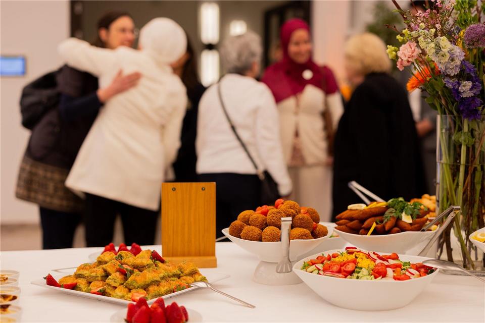 Der Fastenmonat Ramadan ist für Musliminnen und Muslime eine besondere Zeit der Besinnung und der Gemeinschaft, in diesem Jahr endet er am 19. März.Rolf Vennenbernd/dpa