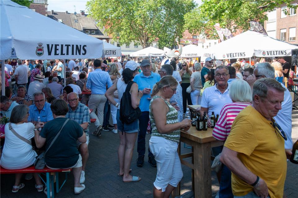 Der Feierabendmarkt in Borken ist zehn Jahre alt geworden. Das haben am Donnerstag viele Gäste auf dem Marktplatz gefeiert.
