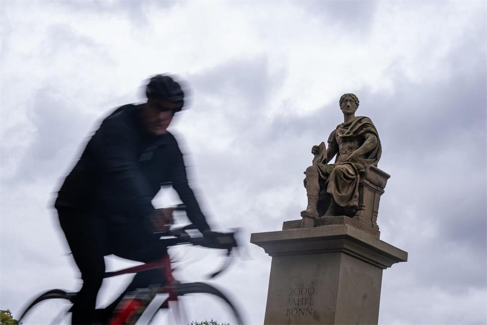 Der Feiertag soll in NRW vielfach stark bewölkt ausfallen. (Archivbild) Benjamin Westhoff/dpa
