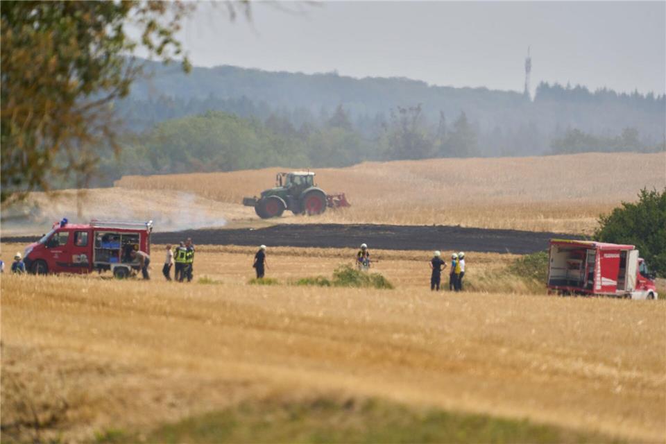 Der Feldbrand bei Bornich hinterlässt einen großen schwarzen Fleck. Thomas Frey/dpa