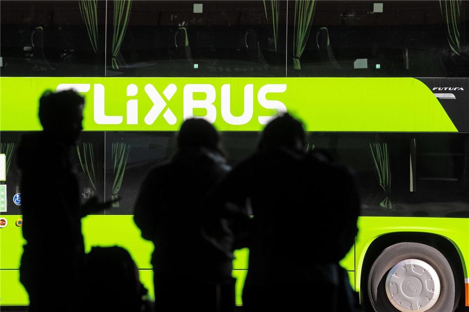 Der Fernbusanbieter Flixbus will mehrere Städte in Ostdeutschland neu mit dem Flughafen Berlin-Brandenburg verbinden. (Archivbild)Sven Hoppe/dpa