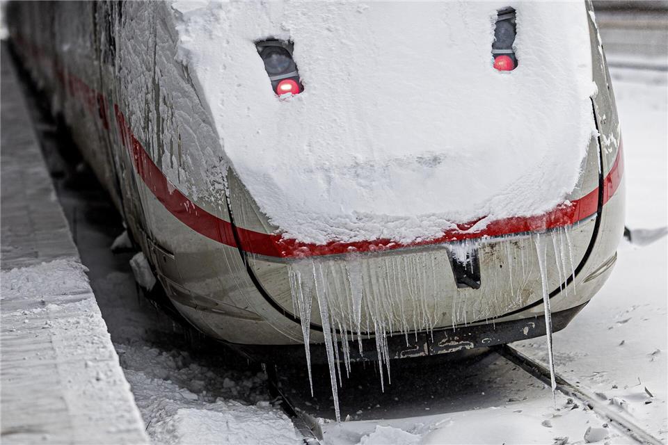 Der Fernverkehr der Bahn rollt nun langsam wieder an.Moritz Frankenberg/dpa