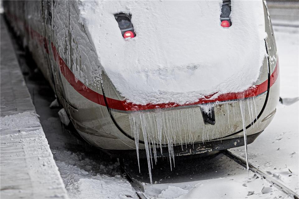 Der Fernverkehr soll langsam wieder anrollen. Moritz Frankenberg/dpa